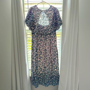 Old Navy long dress never worn still has tag on it. Size Large.